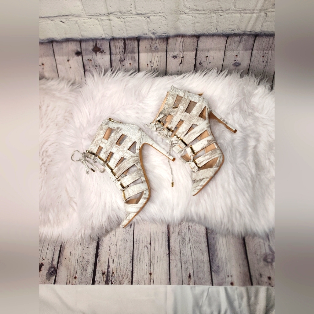 Vince Camuto high heel faux snake skin, Size 8, Beige and white